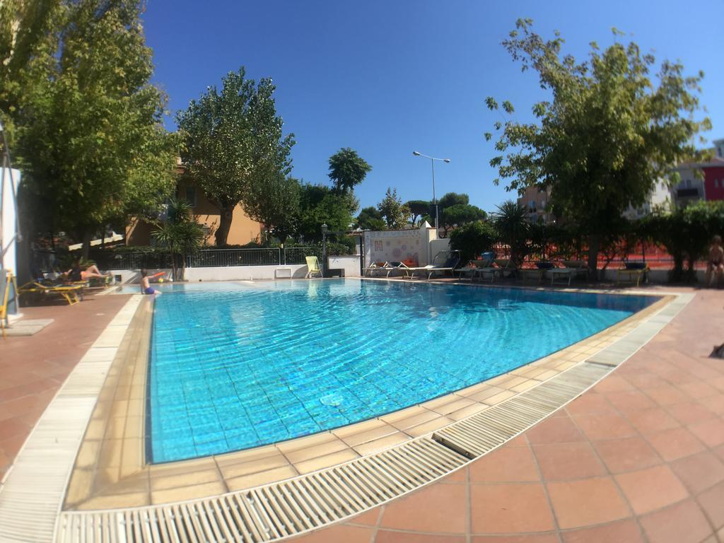 Hotel Mehari Риччоне Экстерьер фото